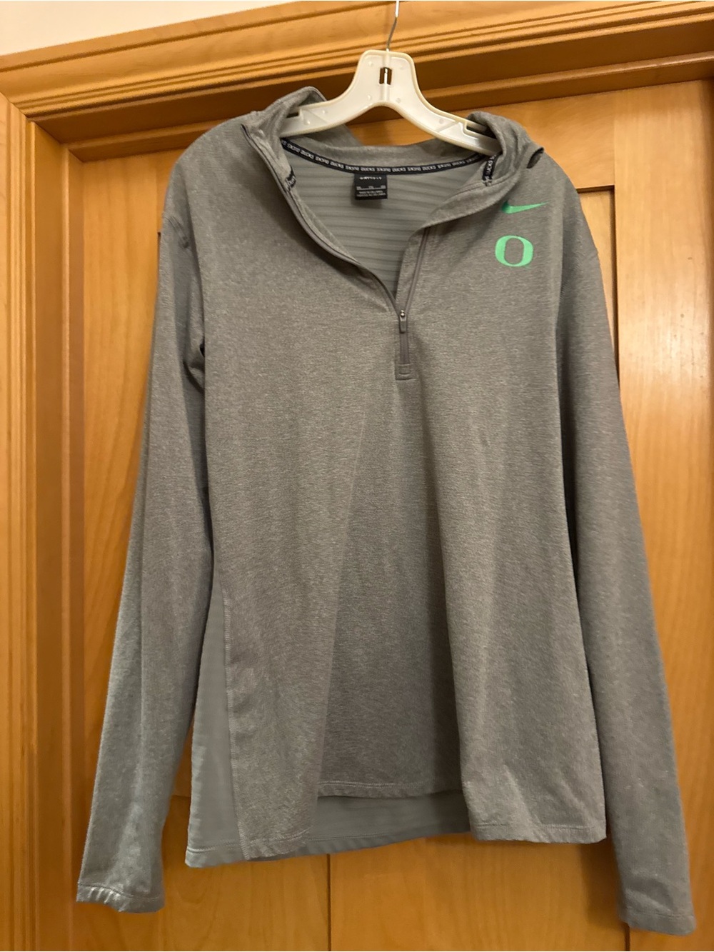 Nike women’s Gray Oregon ducks 1/4 Zip Pullover